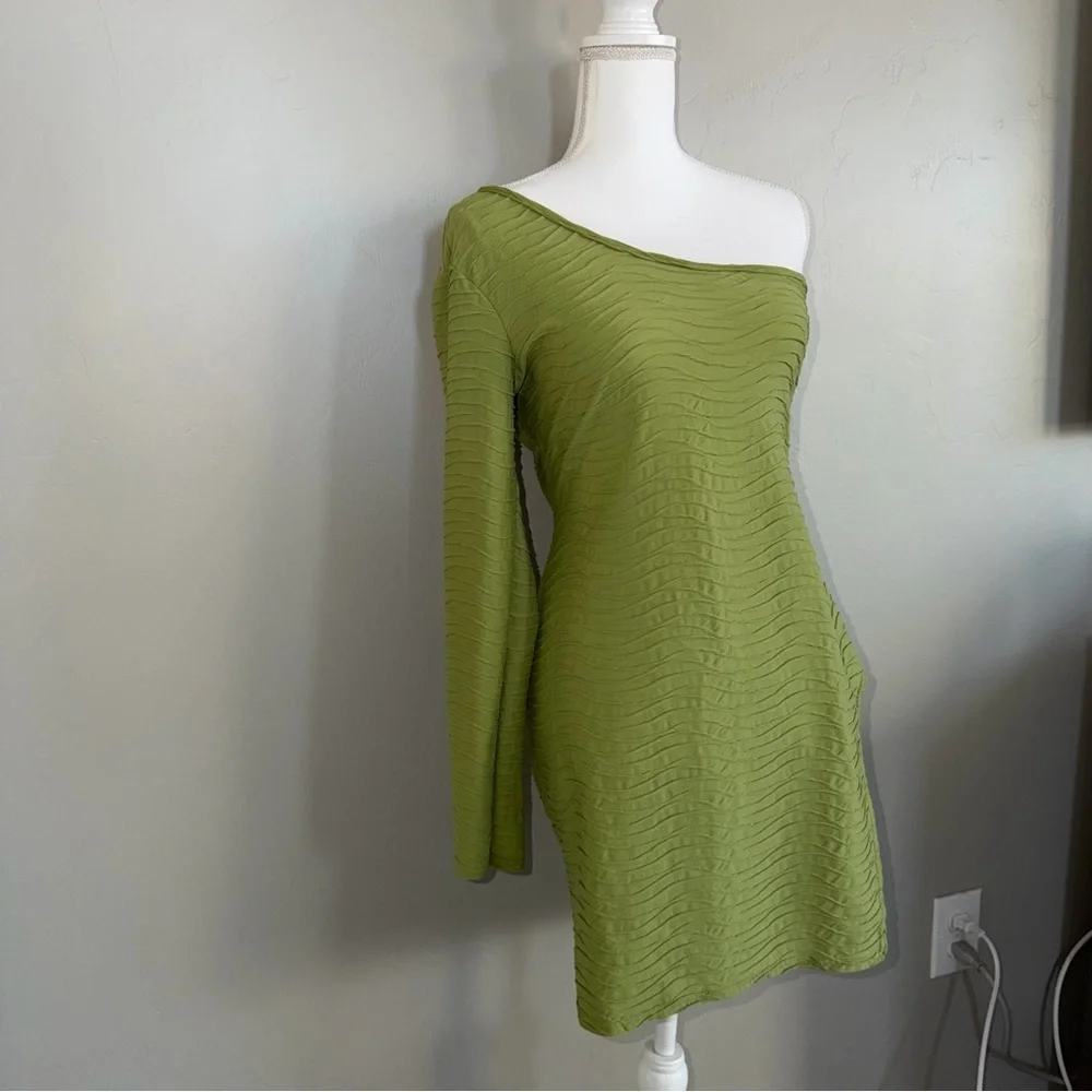 PrettyLittleThing Olive One Shoulder Dress - Picture 4 of 6